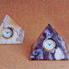 Reloj inserto en Piramide de piedra